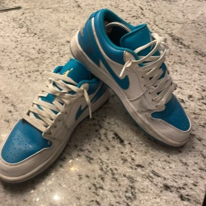 Nike Air Jordans i blått och vitt.  - Säljer ett par Nike Air Jordans i blått och vitt. Skorna har en klassisk design med snörning och är i mycket bra skick. Perfekta för både vardag och fest! Storlek är inte specificerad, men de ser ut att vara i herrstorlek. De har bara används 1-3 gånger och man kommer få dom i sko kartong man fick när man köper dom. Storlek 40