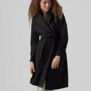 Vinter Kappa  - Kappa från Vero Moda som fungerar bra nu under hösten / vintern.  Endast använd fåtal gånger men ser helt ny ut därav det billiga priset. 🌸  Priset går att diskutera  Ny Pris : 649kr