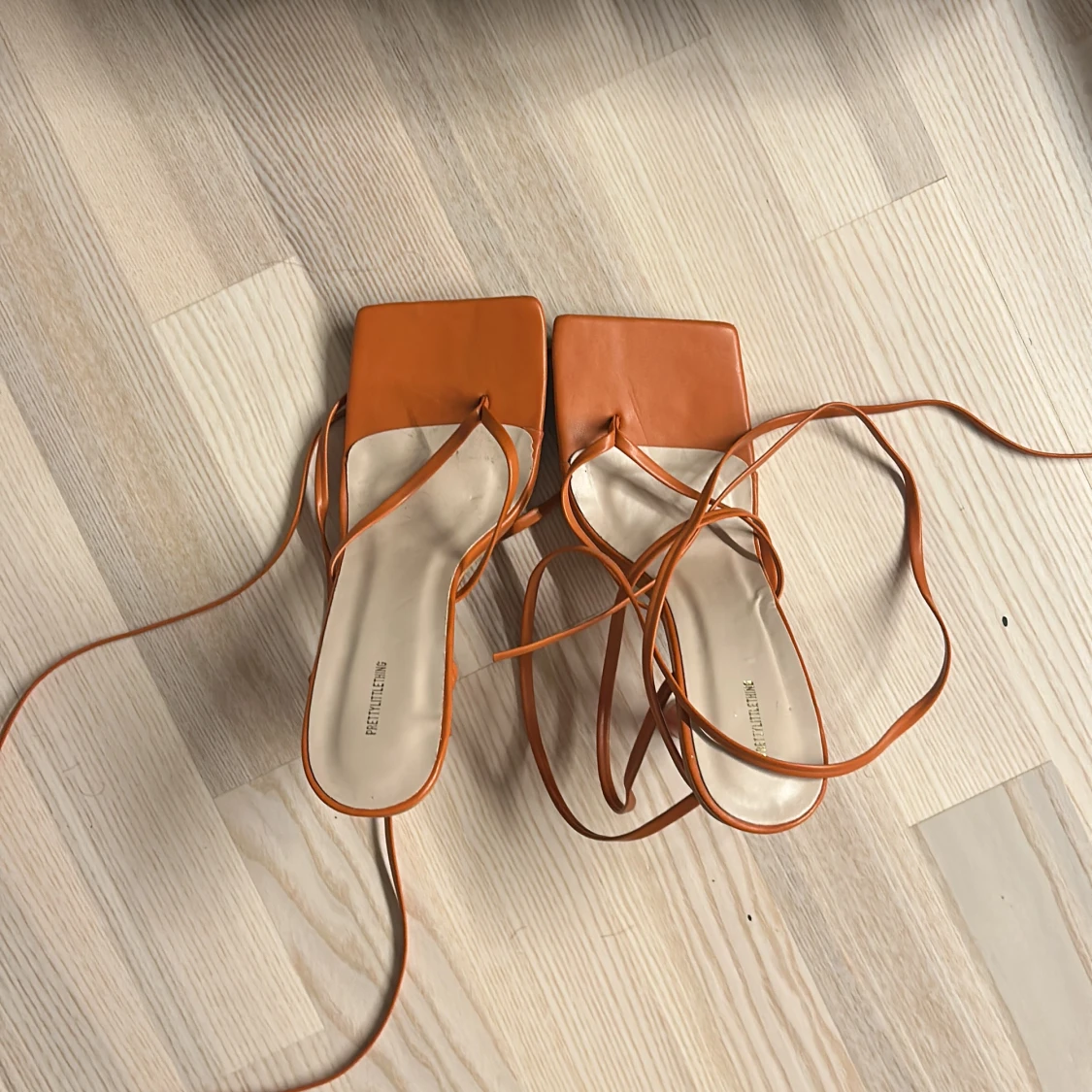 Orange högklackade sandaler med remmar - 90