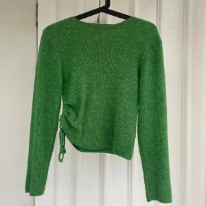 Jättefin ribbstickad tröja🤍 - Grön ribbstickad tröja med fin knytning i sidan🫶 Storleken är L men jag är XS och den har passat mig jättebra!