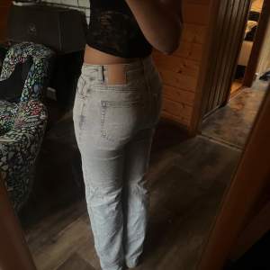 Säljer ett par gråa jeans från Bikbok. Säljer för att de inte kommer till andvänding längre. De är storlek W27 L32. Jag är ca 167🖤Nytt pris 700kr