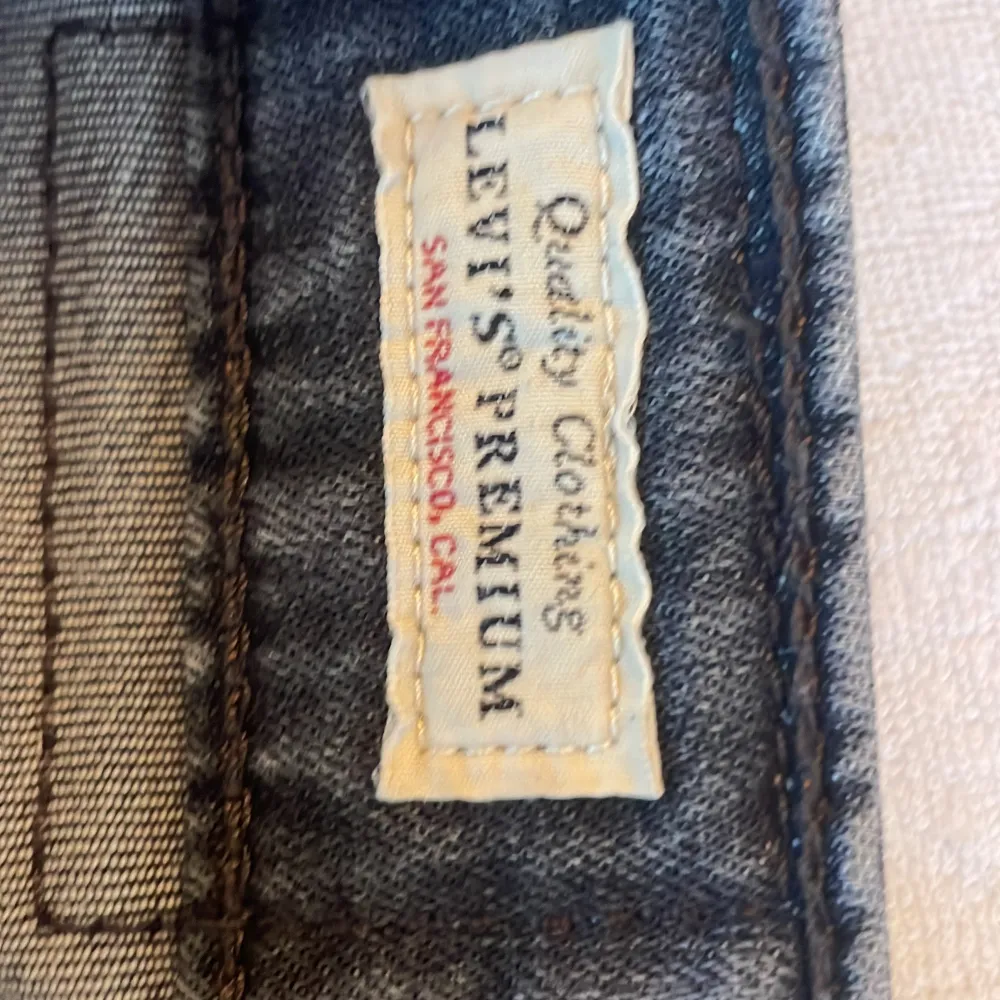 Säljer ett par jättefina mörkgråa flare jeans från Levis. De sitter högt i midjan och de är relativt stretchiga. . Farkut & Housut.