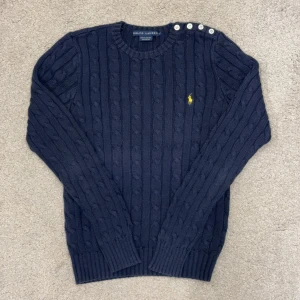 Marinblå Kabelstickad Tröja från Ralph Lauren - Märke: Polo Ralph Lauren Storlek: S Färg: Marinblå Skick: Mycket bra skick