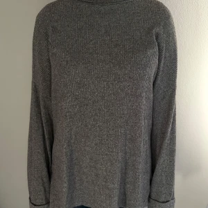 Stickad tröja  - Stickad tröja från New Yorker. Sjukt mjukt och fint material. Polokrage och slits på sidorna. Storlek S