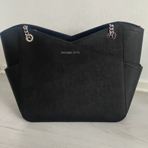 Micheal kors väska  - Fick denna helt nya väskan nyligen men använder tyvärr inte sådana väskor så vill gärna sälja den. Helt ny, fortfarande i utmärkt skick då den är helt oanvänd. Äkta micheal kors väska.  Priset går att diskutera. 