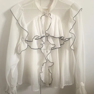 Blus från zara - Super fin volang blus från zara💗💗💗💗