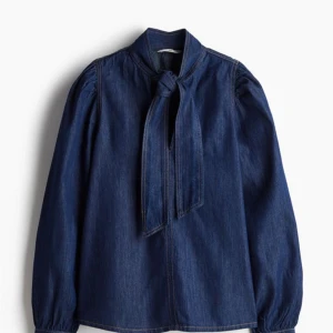 Jeans blus - Så populär blus i jeansmaterial från HM som är helt slutsåld. Aldrig använd, prislappen är kvar!