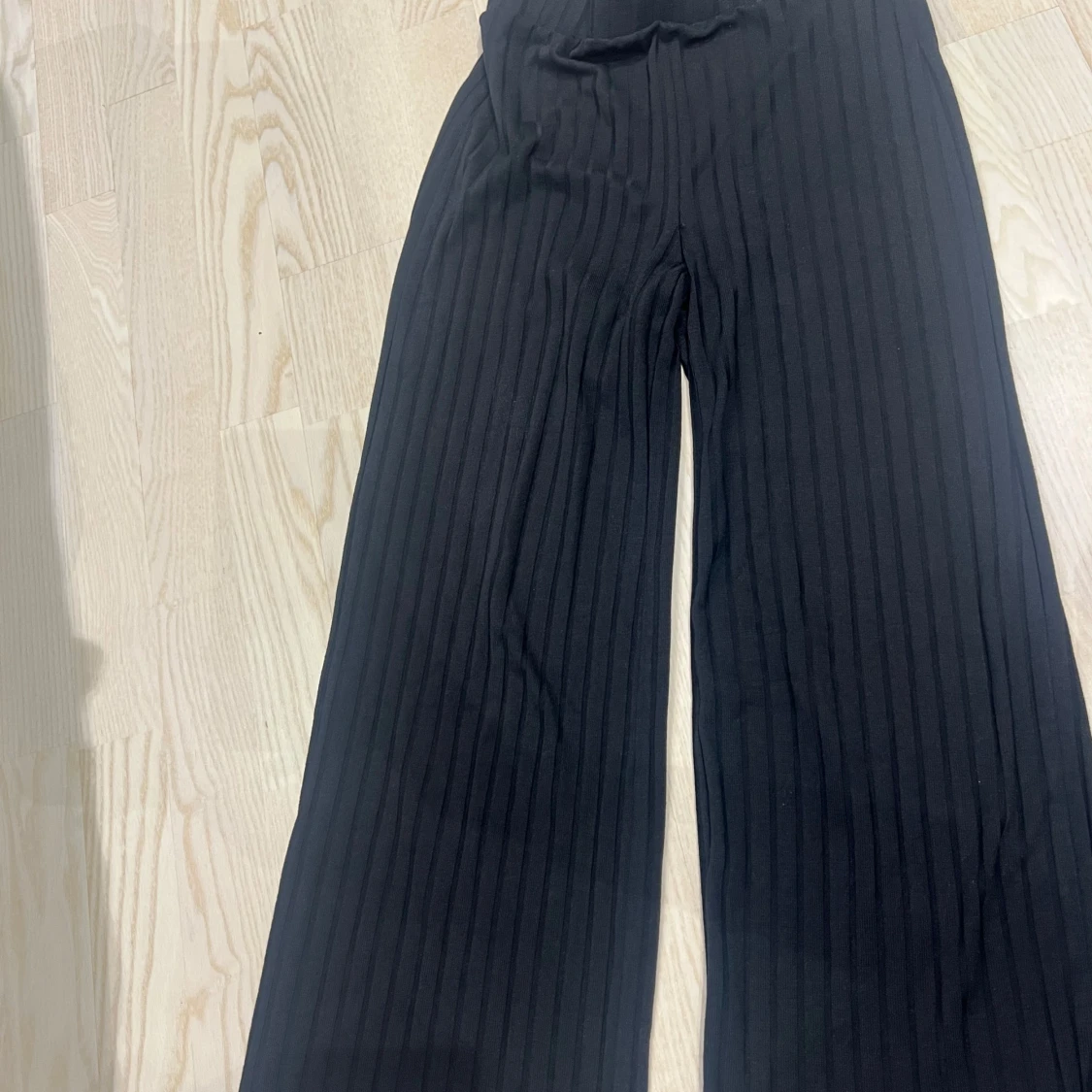 Svarta ribbade byxor från NAKD - 91