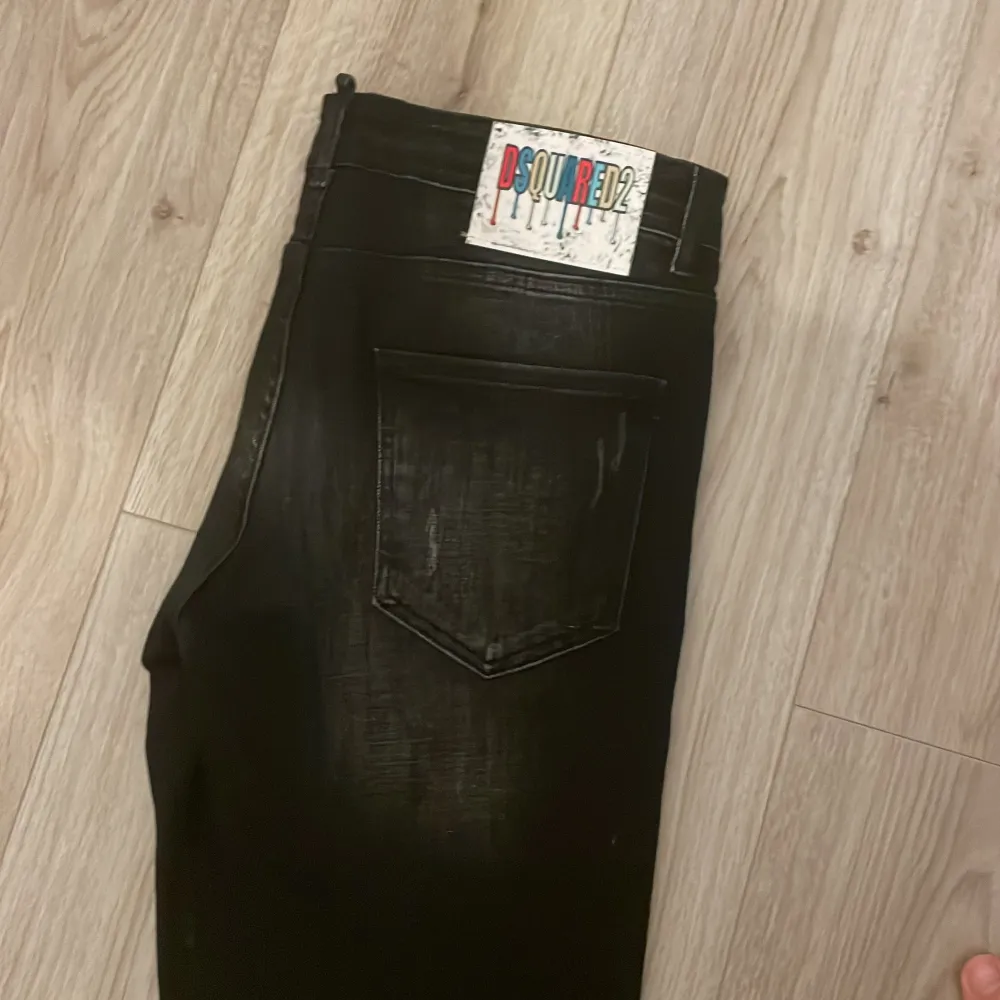 Använda 1 gång, bra skick. Storlek 46 i dsq storlekar. Jag tror det motsvarar S i storlek men är inte helt säker. . Jeans & Byxor.