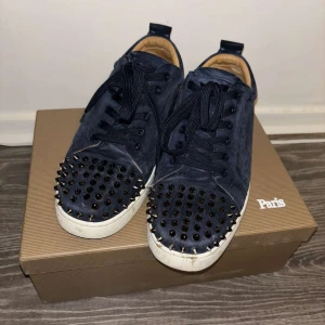 Louboutins skor - Hej, säljer mina mörkblåa lounoutins som är ganska eftertraktade. Köpta på plick av en annan som ny och har använt de sedan skolstarten. Sulan är lite smutsig men går enkelt att få bort. 7/10 skick (endast en spik saknas) Pris är inte hugget i sten!🙏