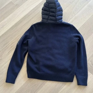 Säljer min Moncler PADDED WOOL HOODIE - Säljer min moncler cardigan i storlek L, färg Navy, digitalt kvitto finns, pris kan diskuteras