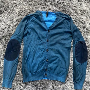 Nudie jeans kofta - En fin nudie jeans kofta. Den har några fläckar två har jag tagit bild på och en annan är ungefär i mitten på framsidan av tröjan. Skriv privat för fler bilder eller frågor. Pris kan diskuteras.