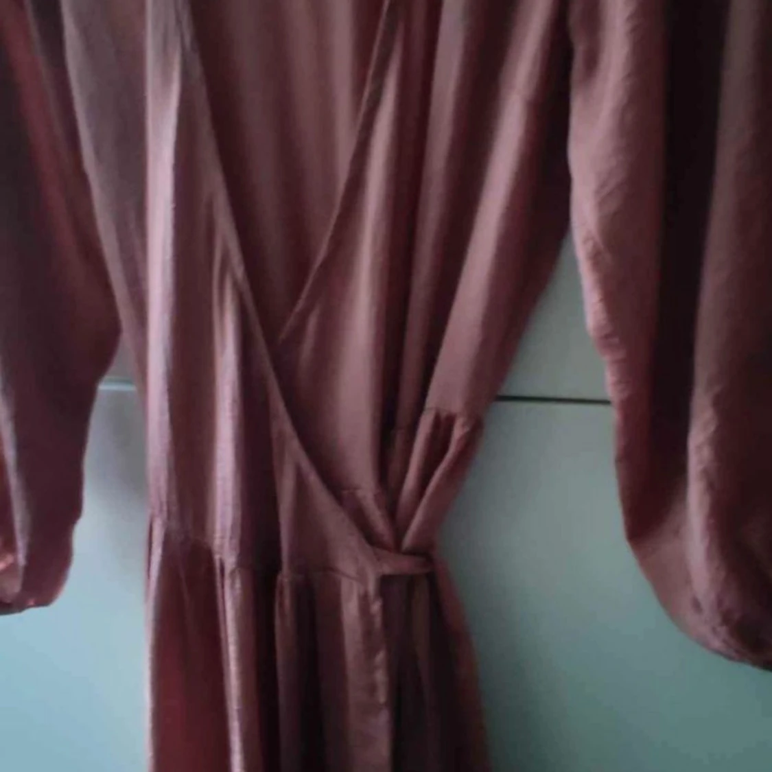 Omlottklänning från Neo Noir stl S Tyget get en Satin känsla, färgen heter Rusty Rose  - 91