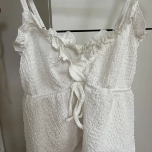 Gullig topp - Jätte gullig topp som jag säker eftersom den är för liten för mig. Aldrig använd. PRIS KAN DISKUTERAS!!!  
