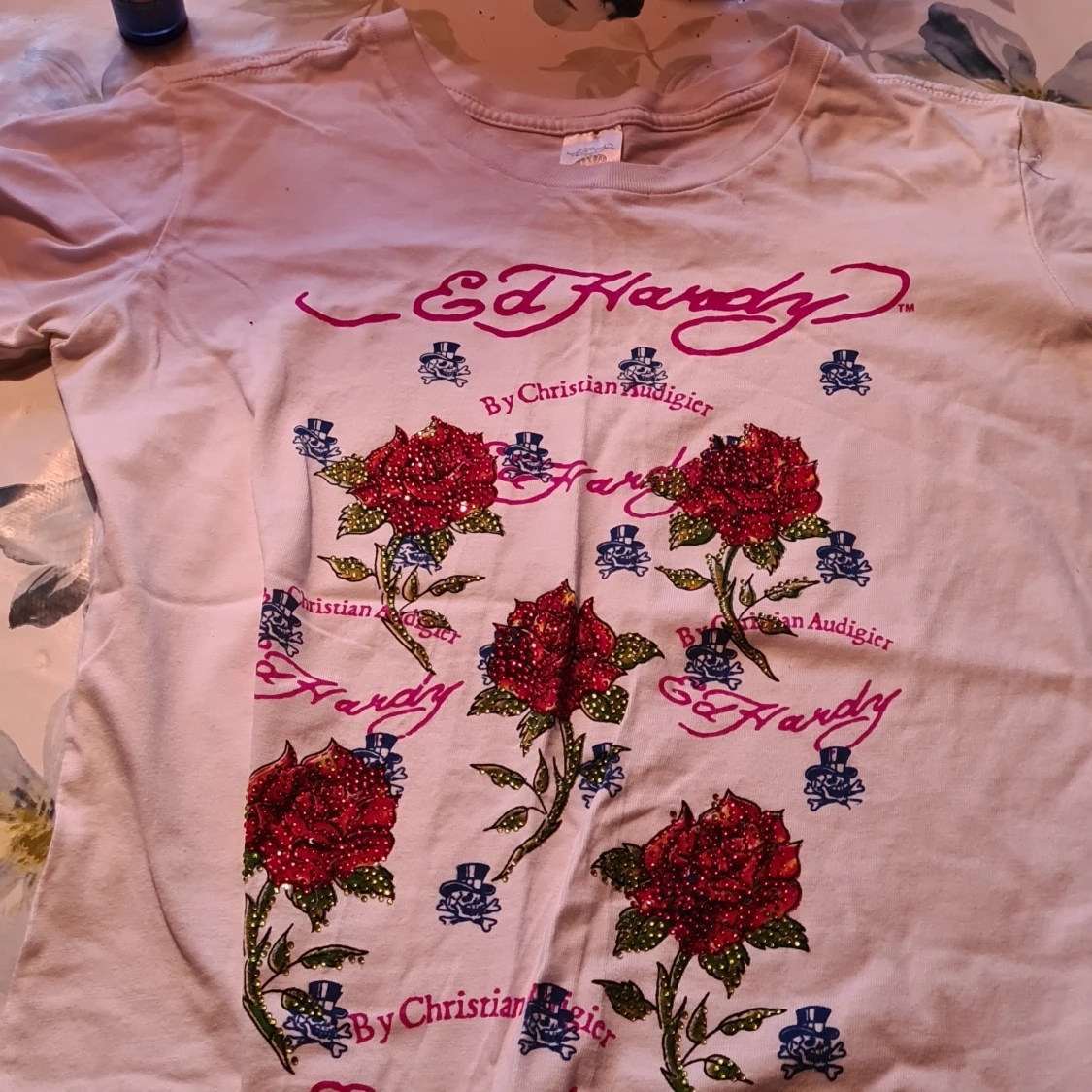 T shorts med jättefina röda pärl broderade rosor