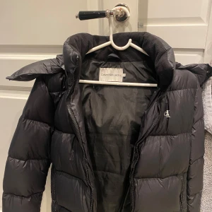 Calvin Klein Jacka - Hade den förra vintern, väldigt varm och skön!  Köpte den för 1 300 kr. Den är liten i storleken, jag är vanligtvis en S men denna passar perfekt! Den är fortfarande i nytt skick!