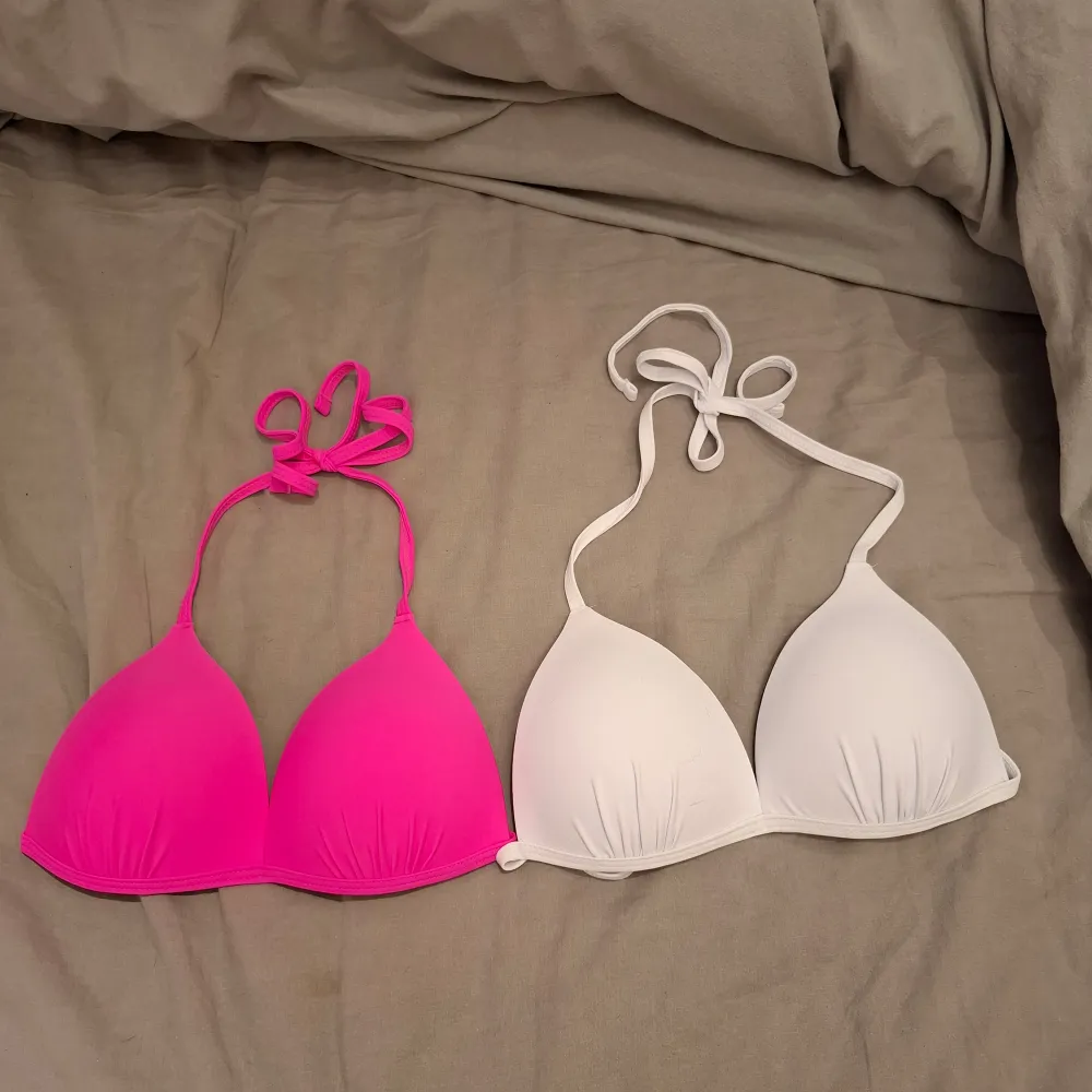 Säljer två snygga bikinis i rosa och vit.De är i nytt skick och gjorda av ett bekvämt material som sitter bra. 1 för 15 kr båda för 30 kr. Dom är aldrig används.. Övrigt.