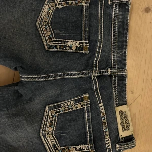 Rock and roll cowgirl bootcut jeans - W29, L32  Dem har en lagning på vänster ben men de är inte synligt när man har på sig dem