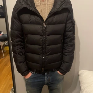 Moncler Jacka - Säljer en sjukt fet vinterjacka från moncler i modellen Bryon down jacket. Kvitto samt tags finns och den är i fint skick. Hör av er vid intresse så kan vi förhandla fram ett pris!