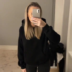 Svart hoodie - Säljer en svart hoodie i mycket bra skick. Den är perfekt för höst och vinter. Hoodien är från Gina Tricot och nypris är 360kr men säljer för endast 199kr❤️