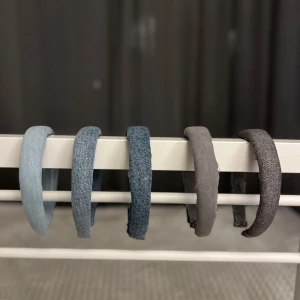 Plain denimdiadem  - 🩷Plain🩷 Ett diadem med jeansmaterial som är återanvänt för att minska miljöpåverkan. Kommer i grå och olika blåa.