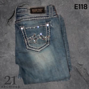 MISS ME JEANS  - E118: 28 w 📌Midja rakt över: 35 cm 📌Innerbenslängd: 75 cm 📌Ytterbenslängd: 95 cm 📌Skriv gärna om ni har frågor 📌
