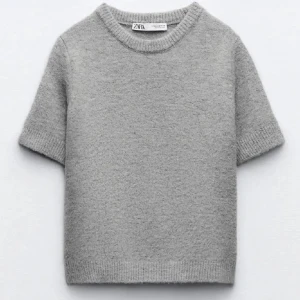 Stickad tröja zara  - En kortärmad tröja från Zara. Kom aldrig till användning därför säljer jag nypris ungefär 350-400 kommer inte riktigt ihåg 