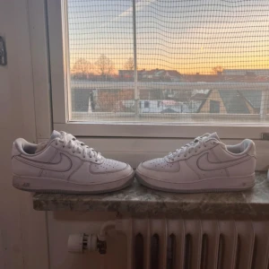 Vita Nike Air Force sneakers - Dem är fint skick, dem kan enkelt fixas oxh tvättas något jag inte orkar göra. Sen inne är de litet hål som precis börjat och är inget problem. För att ha kvar skorna länge skulle jag rekomender en shoe back patch