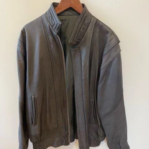 Äkta italiensk vintage grå skinnjacka! - Säljer en äkta italiensk vintage grå skinnjacka med fin patina!  Storlek M/L  Stilren, unik och elegant jacka. Titta gärna även på mina andra annonser med jackor, samfrakt kan ordnas! 