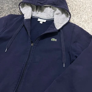 Lacoste hoodie - Jätte  fint skick inga defekter.