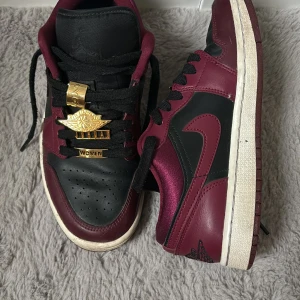Jordan 1’s - Skit snygga Jordan 1’s med jätte fina detaljer. Jätte bra kvalitet, jätte sköna och inga defekter. Jag använde de väldigt mycket 2020-2021 och de håller verkligen! Köpte de för 3800 därav priset som jag ändå tycker är rimligt för produkten.