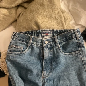 Midwaist vintage jeans - Passar om du har 32 eller 24 i storlek, ny skick 