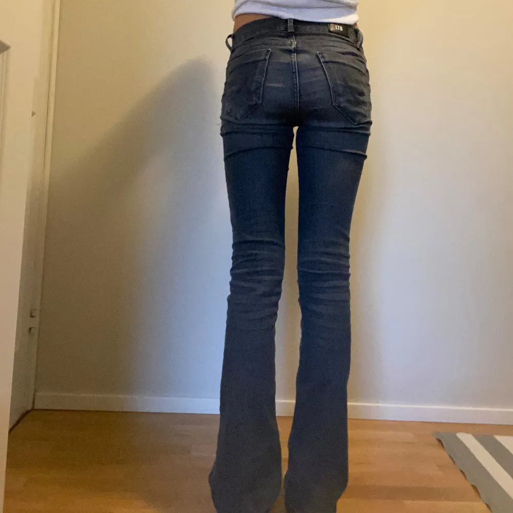 Säljer ett par svarta bootcut jeans från LTB, modell Fallon. De är i bra skick men har lite slitningar vid fötterna. Längd ca 105 cm, midja ca  34. Jeans & Byxor.