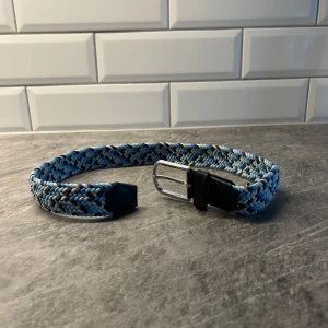 Onewear bälte - Onewear bälte som är ljus blå helt ny. Bältet är 70cm. Priset är inte satt så kom med bud 