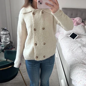 Kofta - Så snygg kofta från märket stories! Den ser typ lite noppig ut på bilderna men det är materialet bäst bild på materialet syns på bild 3❤️