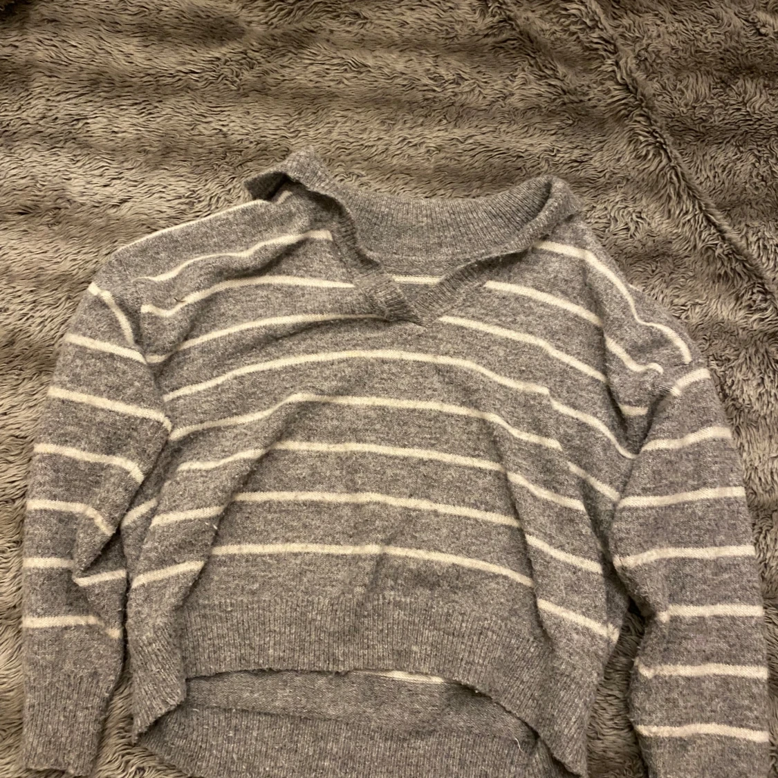 Grå randig stickad tröja
