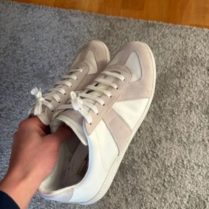 Maison margiella Gats  - Tja. Säljer dessa MM gatsen då dem är får små. Köpte på mytheresa för 6000, säljer för 3499. Skorna är i väldigt fint skick, använda några få gånger. Vid frågor är de bara att höra av sig! . Allt gått/ Knut 