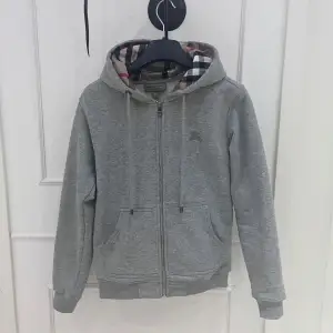 2 månader gammal burberry hoodie, helt i nyskick då de inte varit kallt tills nu. Storlek S sitter lite för liten på mig därav att ja säljer den. Inga defekter, priset är inte hugget i sten vid mer frågor dm🤩