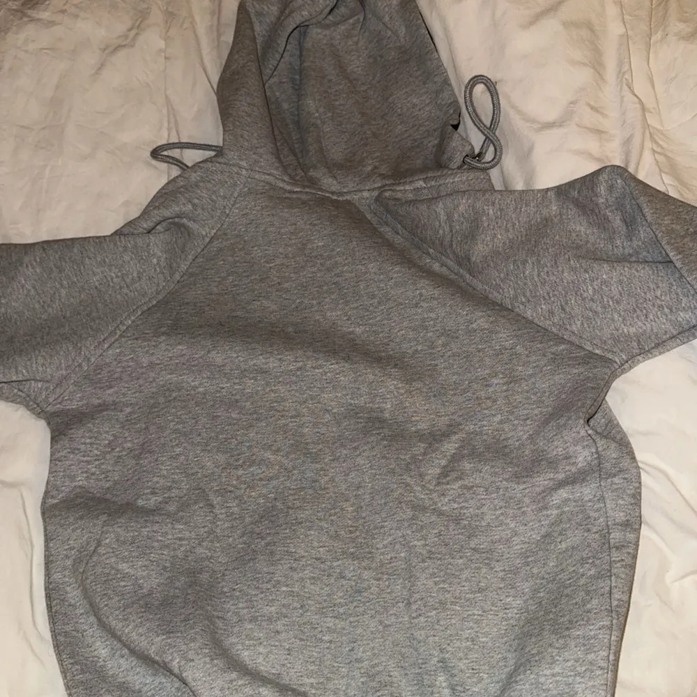 Säljer en snygg grå hoodie från Burberry i helt nytt skick. Den har en klassisk Burberry-rutig huva och dragkedja framtill. Perfekt för höst och vår, med en stilren look som funkar till det mesta. Passar både till vardags och lite mer uppklädda tillfällen. Liten storlek, den här är som xs. Vill bli av med den snabbt, vilket e därför jag släpper den för så billigt. Lappen ingår inte.  🧥✨. Tröjor & Koftor.