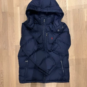 Ralph lauren jacka - En riktigt fett och varm Ralph Lauren jacka till vintern  den är bra skick.