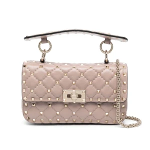 Valentino väska - Säljer den här valentino väskan i ljusrosa. Så fin!😍 i den lilla modellen, kedjan kommer med. En nit har ramlat bort på insidan av väskan. Syns ej alls!!!