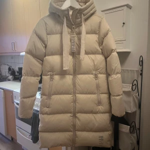 Pernilla Wahlgren jacka  - Helt ny endast provad cremefärgad stl XS men passar S lika bra  , reflexer på flera ställen på jackan . Nypris 999kr 