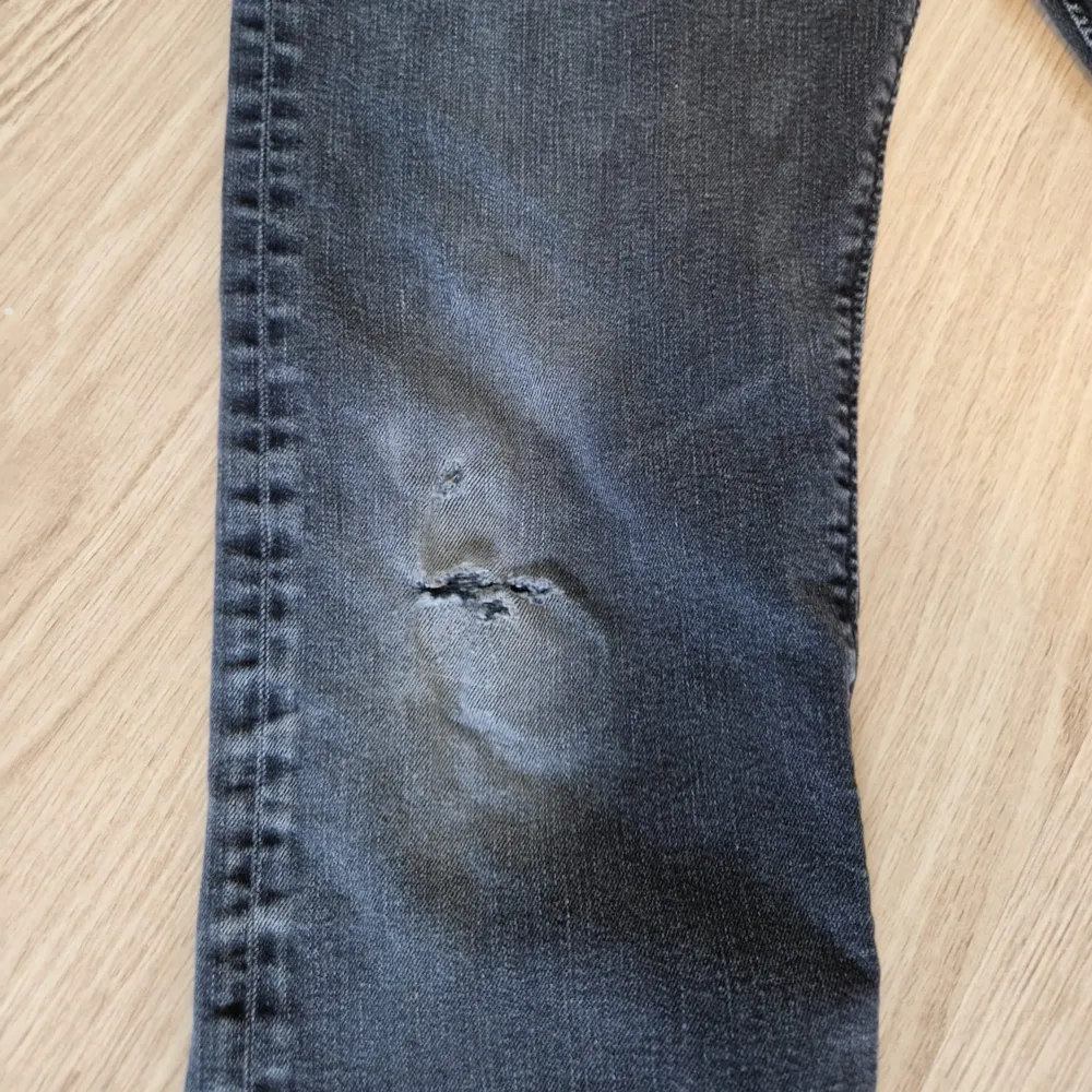 Säljer ett par grå jeans från Diesel i bra skick. Storlek w33 l32. De har en cool sliten look med en liten reva på ena benet. Perfekta för en avslappnad stil! Passar bra till både vardag och fest.. Jeans & Byxor.