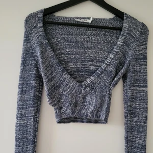 Blå stickad tröja från NA-KD - Säljer en superfin blå stickad omlott-tröja från NA-KD i storlek XS. Den har en snygg v-ringning och är croppad. Tröjan är i mycket bra skick och har långa ärmar. Storlek: XS  Skickas inslagen i silkespapper i vattentätt paket.   Skicka pm för fler bilder. 