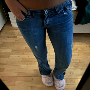 Blå jeans i bra skick - Så snygga lågmidjade jeans!! Passar S! 💖💖💖