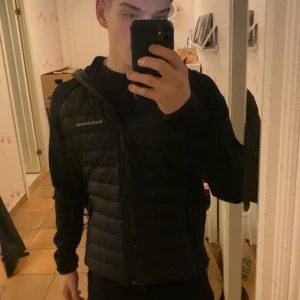 Svart cardigan från Peak Performance - Säljer en svart hybridjacka/cardigan från Peak Performance i mycket bra skick. Knappt änvänd den är storlek L men passar mig som är 176 bra. Skriv om ni har några frågor priset är inte helt hugget i sten