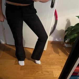 Bokbok kostymbyxor svarta - Svarta kostymbyxor i nyskick!😍från bikbok 💙