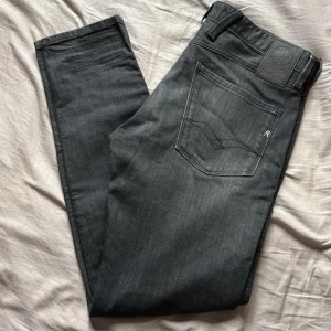 Svarta jeans från Replay - Säljer ett par asfeta svarta jeans från Replay, modell Anbass. De är oanvända och i perfekt skick. Perfekta för både vardag och fest! Pris kan förhandlas!