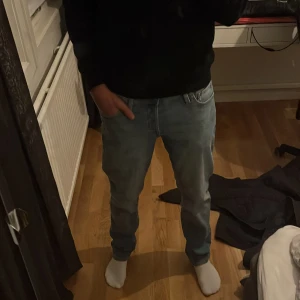 Blå jeans från Jack & Jones - Säljer ett par snygga blå jeans från Jack & Jones. De har en klassisk straight fit och är i bra skick. Perfekta för vardagsbruk och kan enkelt matchas med olika outfits. Jeansen har en traditionell femficksdesign och en bekväm midwaist.