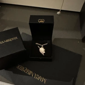 Me and you från Maria Nilsdotter - Säljer ett mes med you halsband i silver från Maria Nilsdotter. I perfekt skick, köpt på Nk i maj, kedjan är 45 cm